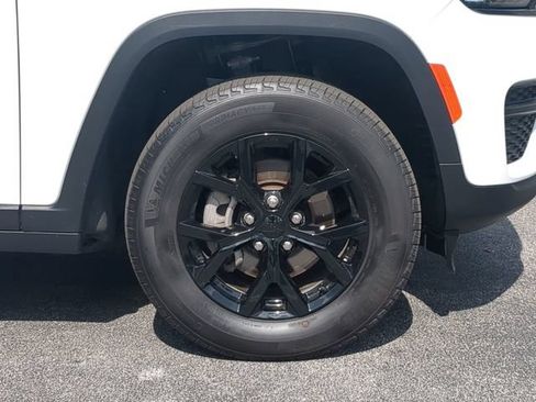 Certified 2025 Jeep Grand Cherokee Altitude AWD/4WD image 11