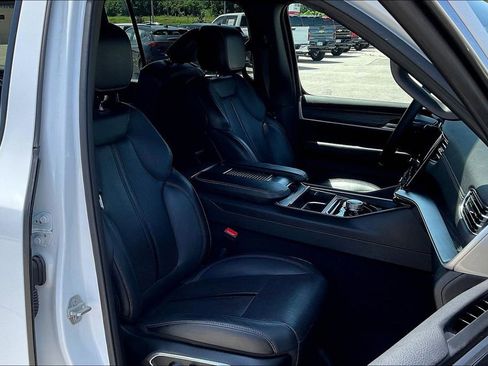 Used 2024 Jeep Wagoneer L Series II RWD image 7