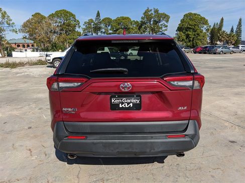 Used 2019 Toyota RAV4 XLE Premium image 8