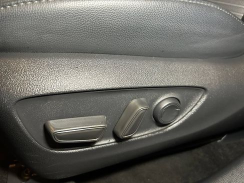 Used 2025 Toyota Highlander XSE AWD/4WD image 16