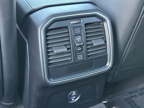 Certified 2025 Porsche Macan image 14