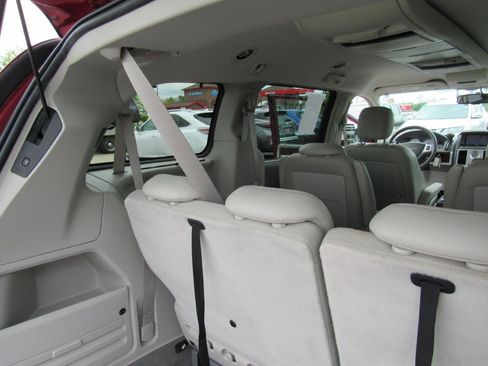 Used 2010 Chrysler Town & Country Touring FWD image 27
