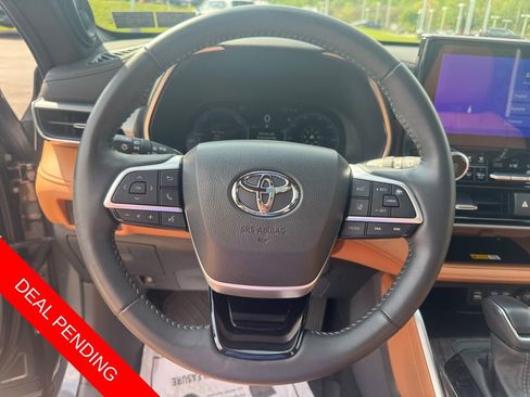 Used 2025 Toyota Highlander Platinum AWD/4WD image 15
