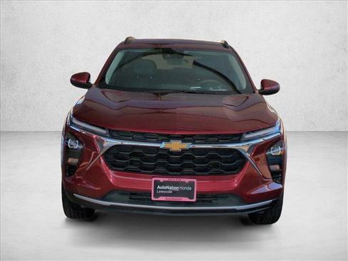 Used 2025 Chevrolet Trax LT image 2