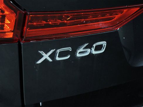 Certified 2025 Volvo XC60 B5 Plus image 19