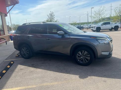 Used 2022 Nissan Pathfinder SV w/ SV Premium Package AWD/4WD image 3