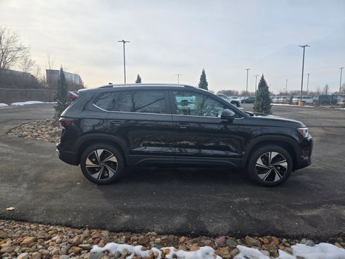 New 2026 Volkswagen Taos SE image 6