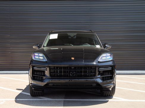 Certified 2024 Porsche Cayenne Turbo AWD/4WD image 6