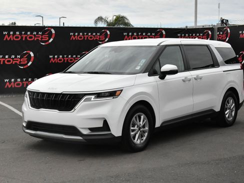 Used 2024 Kia Carnival LX image 3