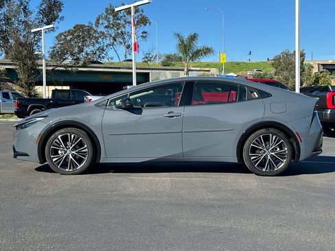 Used 2024 Toyota Prius XLE image 2