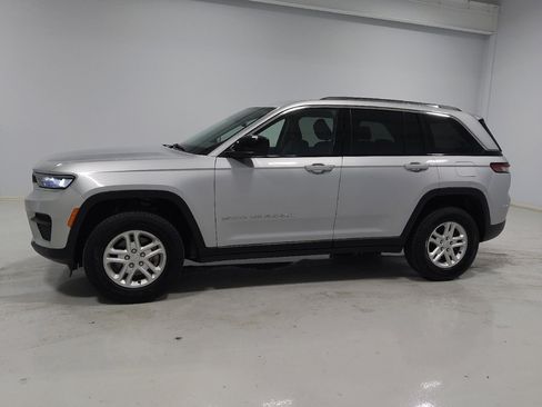 Used 2023 Jeep Grand Cherokee Laredo w/ Luxury Tech Group I AWD/4WD image 2