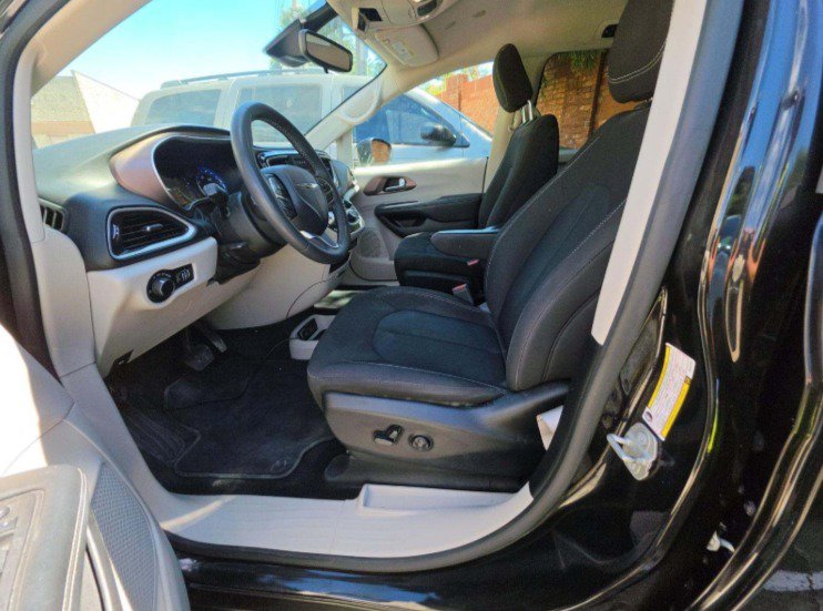 Used 2024 Chrysler Voyager LX FWD image 7