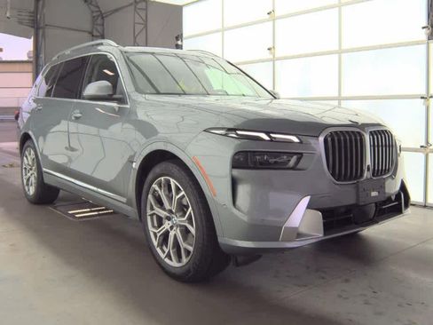 Used 2025 BMW X7 xDrive40i w/ Premium Package image 2