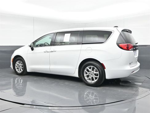 Used 2023 Chrysler Voyager LX image 7