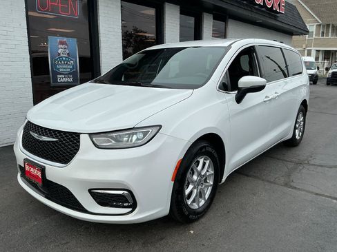 Used 2023 Chrysler Pacifica Touring FWD image 2