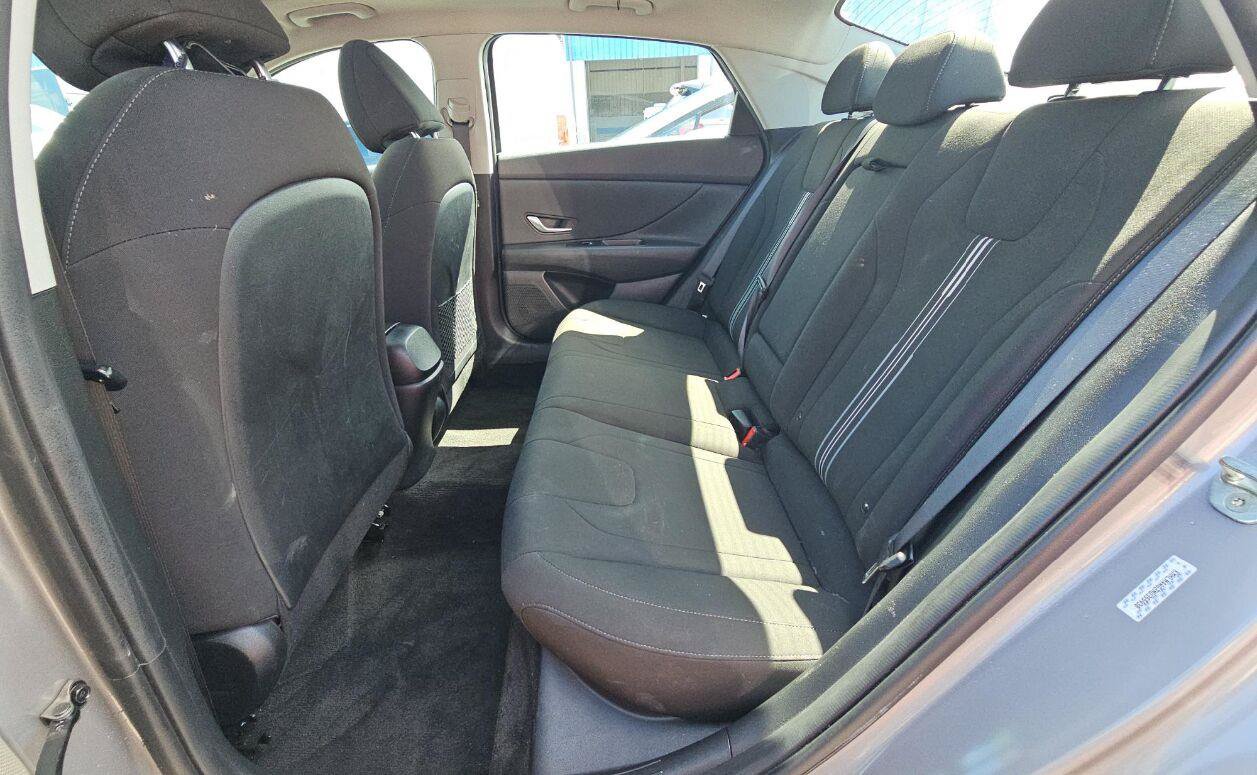 Used 2022 Hyundai Elantra SEL w/ Convenience + Premium Package FWD image 4
