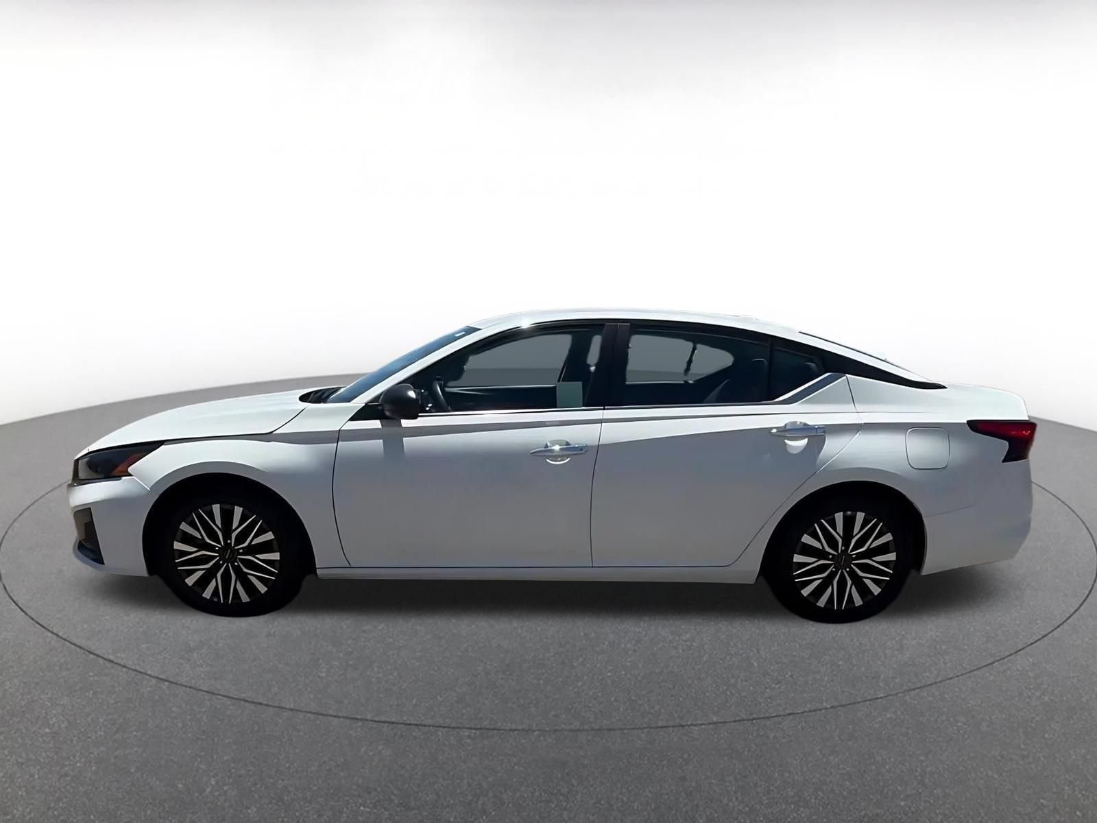 Used 2025 Nissan Altima 2.5 SV FWD image 8