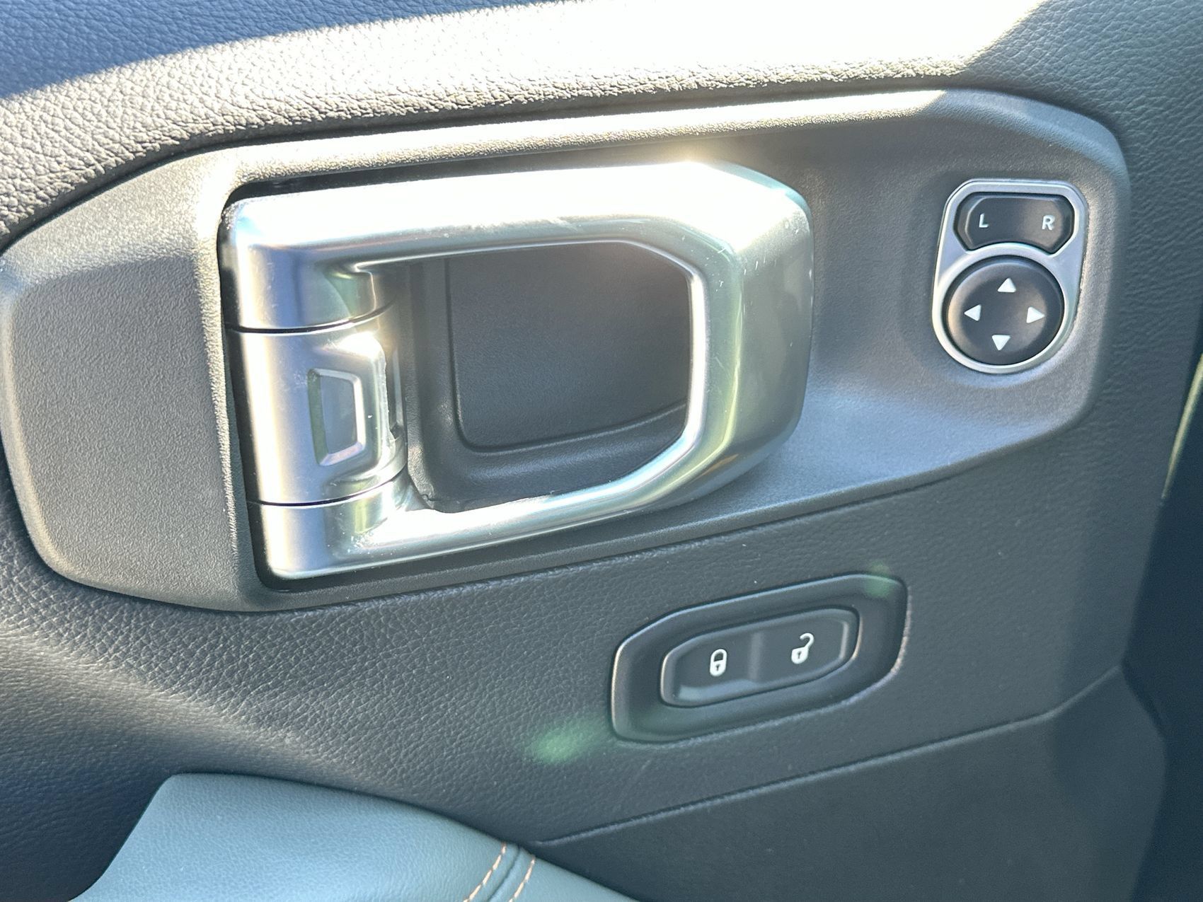 Used 2025 Jeep Gladiator Mojave AWD/4WD image 13