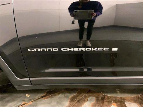 Used 2025 Jeep Grand Cherokee Limited AWD/4WD image 8