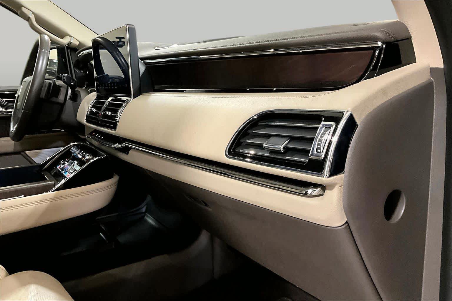 Used 2022 Lincoln Navigator Reserve AWD/4WD image 18