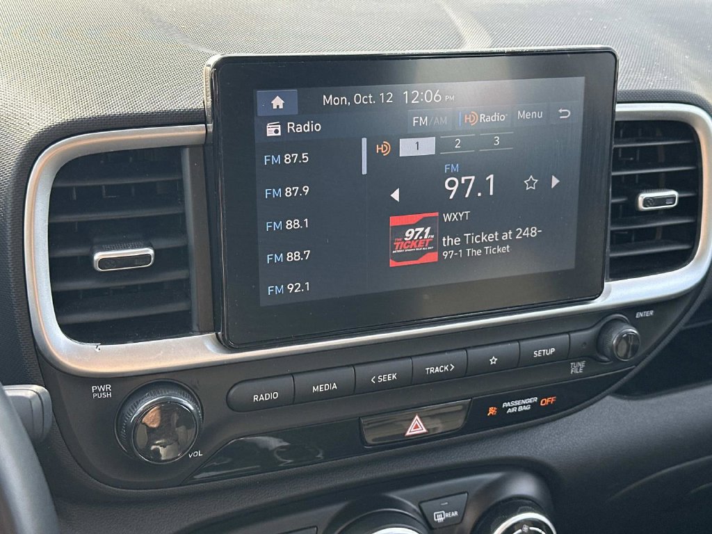 Used 2025 Hyundai Venue SEL FWD image 29