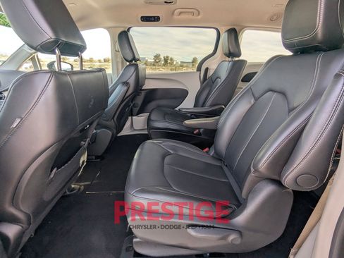 Used 2024 Chrysler Pacifica Select image 30