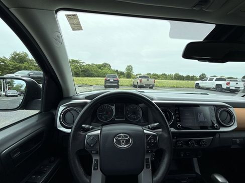 Used 2020 Toyota Tacoma SR5 RWD image 17
