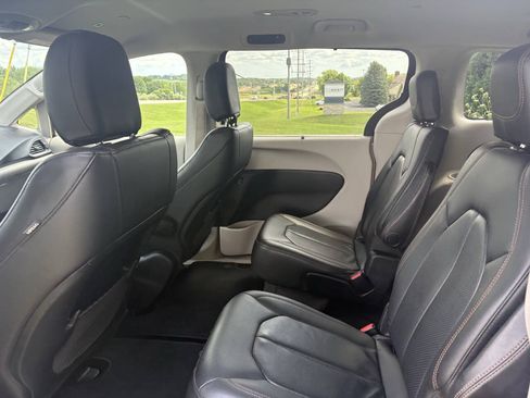 Used 2018 Chrysler Pacifica Touring-L FWD image 28