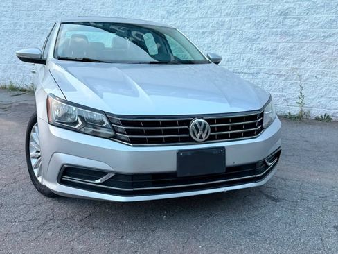 Used 2016 Volkswagen Passat 1.8T SE FWD image 1