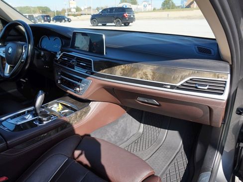 Used 2017 BMW 740i image 34