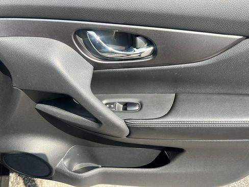 Used 2016 Nissan Rogue SV FWD image 10