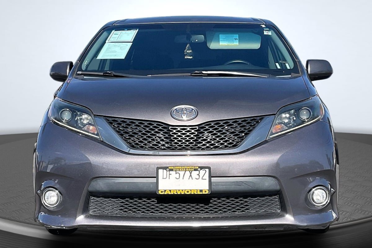 Used 2015 Toyota Sienna SE FWD image 3