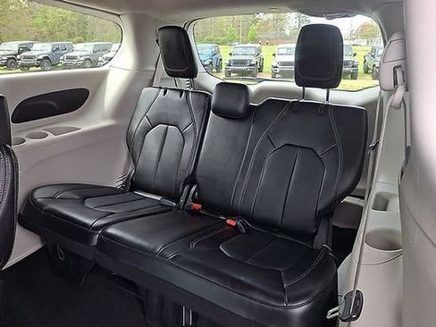 Used 2024 Chrysler Pacifica Touring-L FWD image 14
