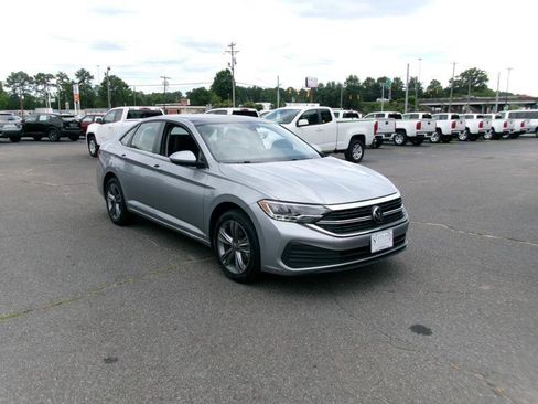 Used 2024 Volkswagen Jetta SE FWD image 4