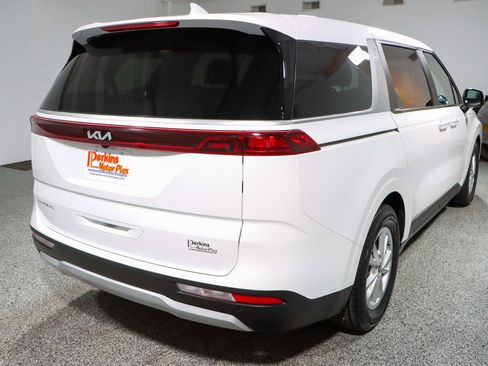 Used 2023 Kia Carnival LX FWD image 7