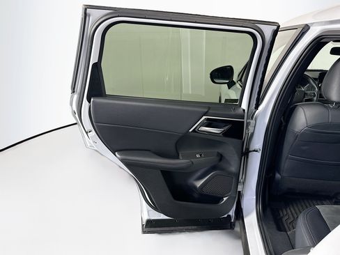 Used 2024 Mitsubishi Outlander SE FWD image 25