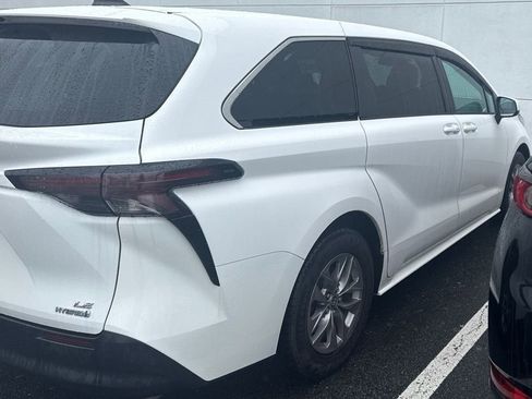 Used 2023 Toyota Sienna LE FWD image 5