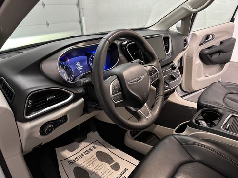 Used 2023 Chrysler Pacifica Touring-L FWD image 14