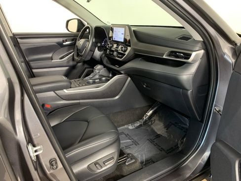 Used 2024 Toyota Highlander XLE AWD/4WD image 42