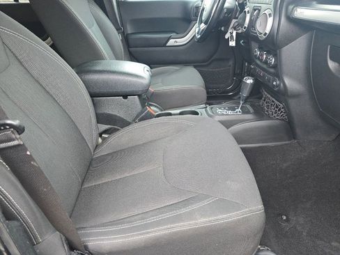 Used 2017 Jeep Wrangler Unlimited Sahara w/ Connectivity Group image 19