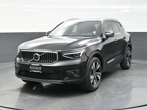 Used 2024 Volvo XC40 B5 Ultimate w/ Protection Package Premier AWD/4WD image 2