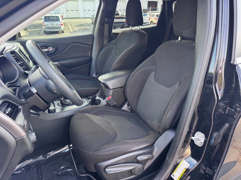 Used 2019 Jeep Cherokee Latitude w/ Popular Appearance Group AWD/4WD image 18
