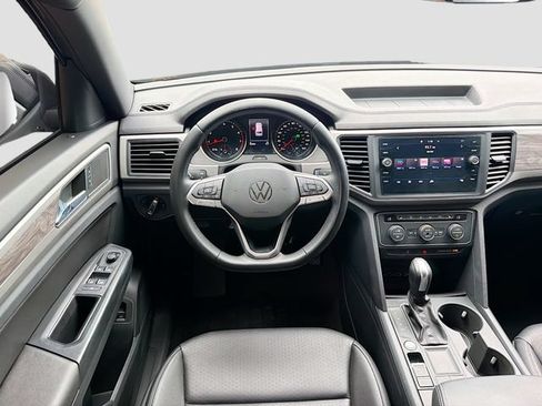 Used 2020 Volkswagen Atlas Cross Sport SE w/ Panoramic Sunroof Package FWD image 17