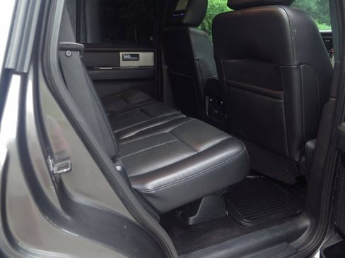 Used 2016 Ford Expedition XLT w/ Equipment Group 202A AWD/4WD image 17