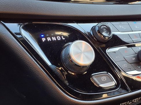 Used 2025 Chrysler Pacifica Select image 25