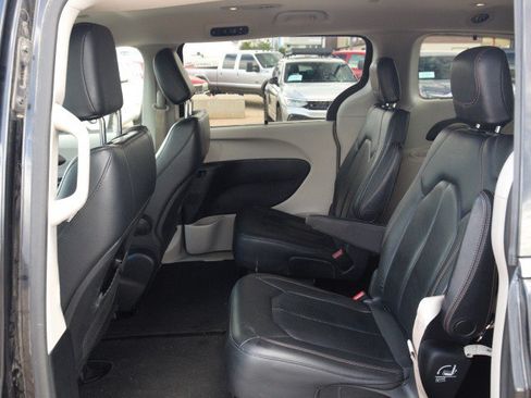 Used 2019 Chrysler Pacifica Touring-L FWD image 26