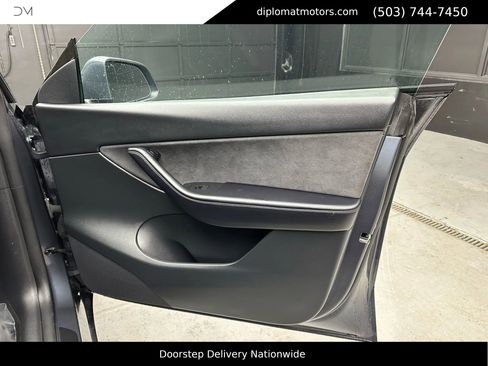 Used 2022 Tesla Model Y Long Range image 22