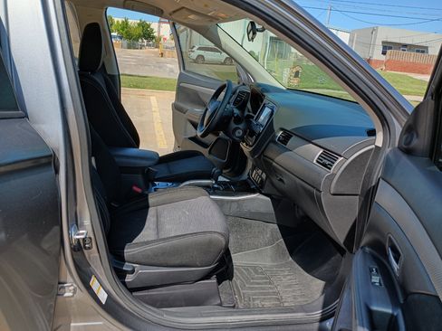 Used 2018 Mitsubishi Outlander ES image 20