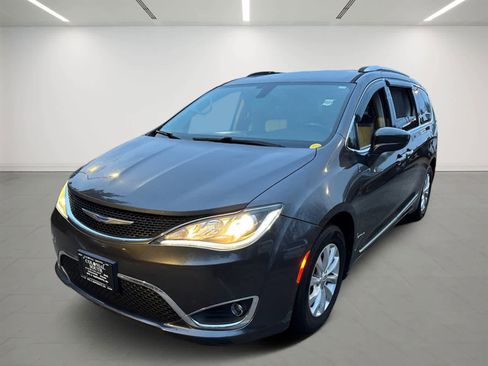 Used 2019 Chrysler Pacifica Touring-L image 2