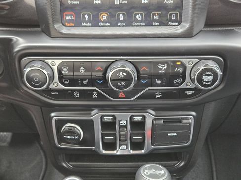 Used 2019 Jeep Wrangler Unlimited Sahara AWD/4WD image 21